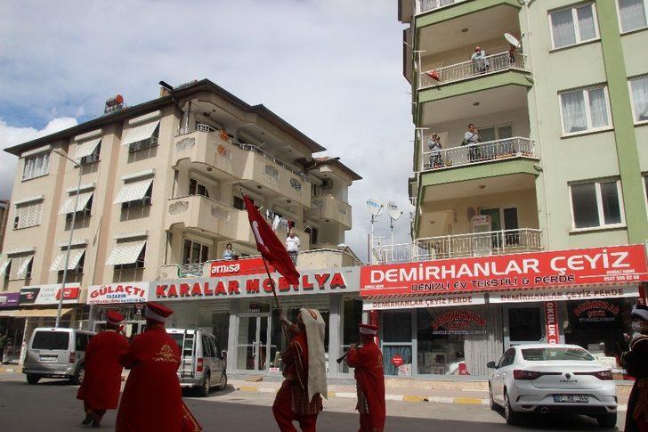 Maskeli eldivenli Mehter Takımından evde kalan vatandaşa destek G4