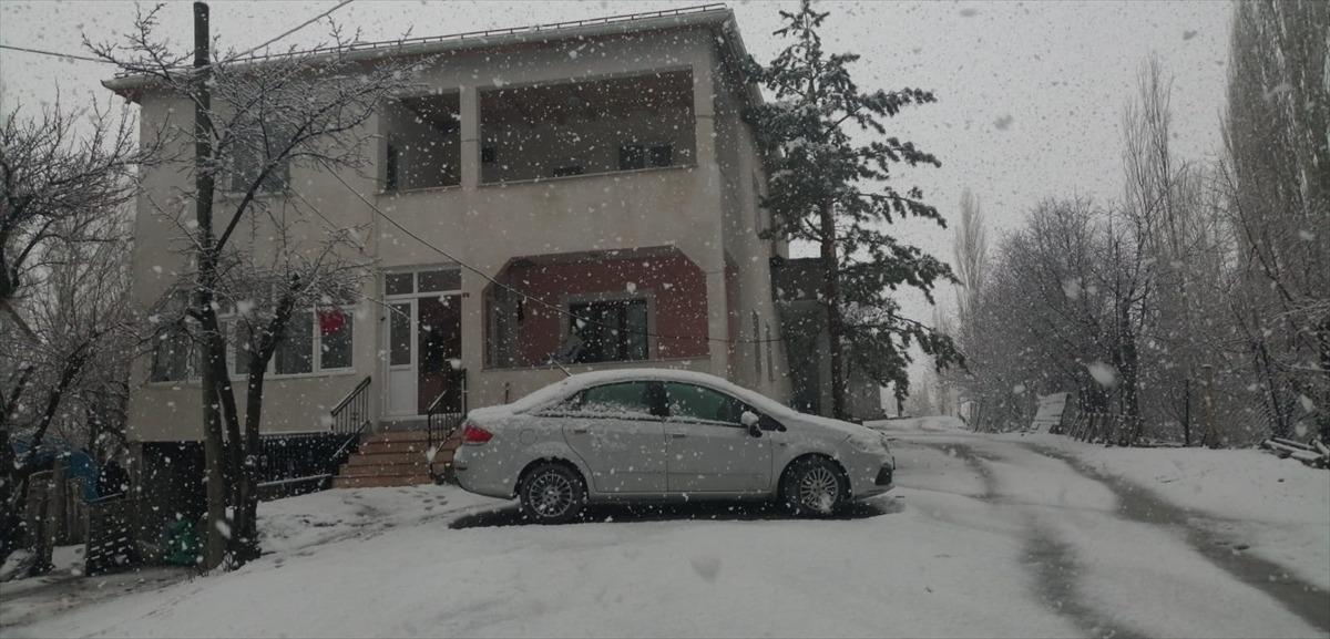 Sivas'ta kar yağışı etkili oldu