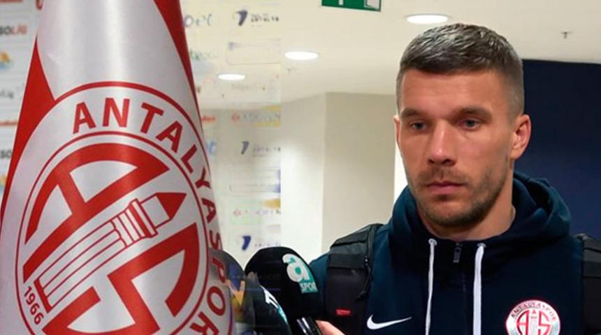 Antalyaspor'un yıldızı Podolski'den anlamlı hareket