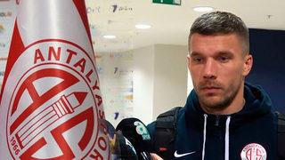 Antalyaspor'un yıldızı Podolski'den anlamlı hareket