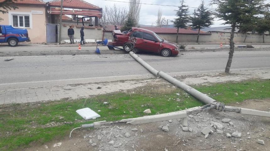 Şuhut&rsquo;ta otomobil ile &ccedil;ekici &ccedil;arpıştı