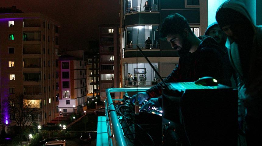 Samsun'da gen&ccedil;lerden, koronavir&uuml;s nedeniyle evlerinde kalanlara 'balkon konseri'