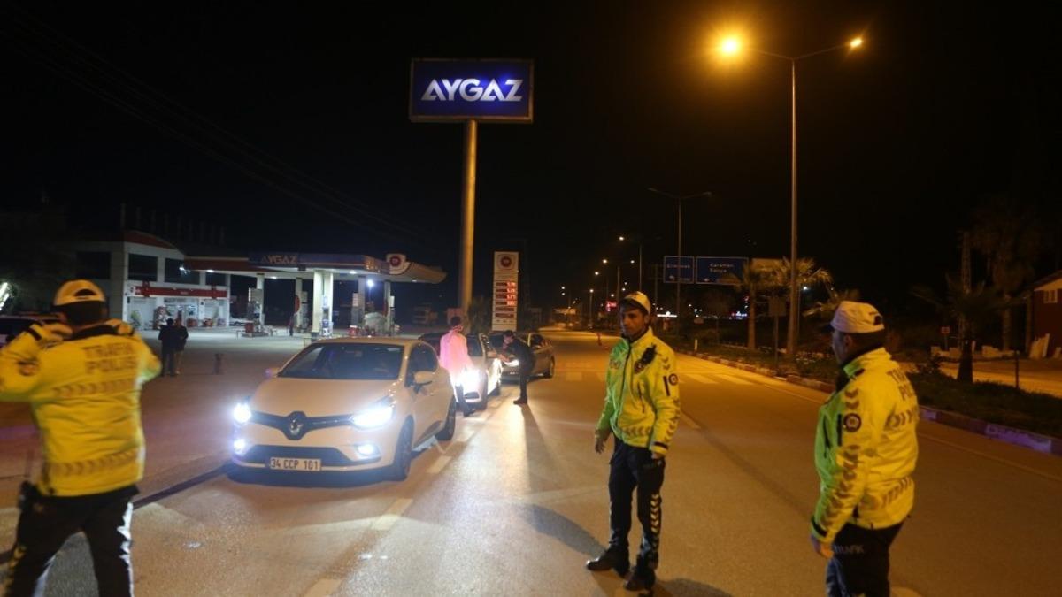 Mersin&rsquo;de polis, Kovid-19 riskine karşı s&uuml;r&uuml;c&uuml;lerin ateşlerini &ouml;l&ccedil;t&uuml;