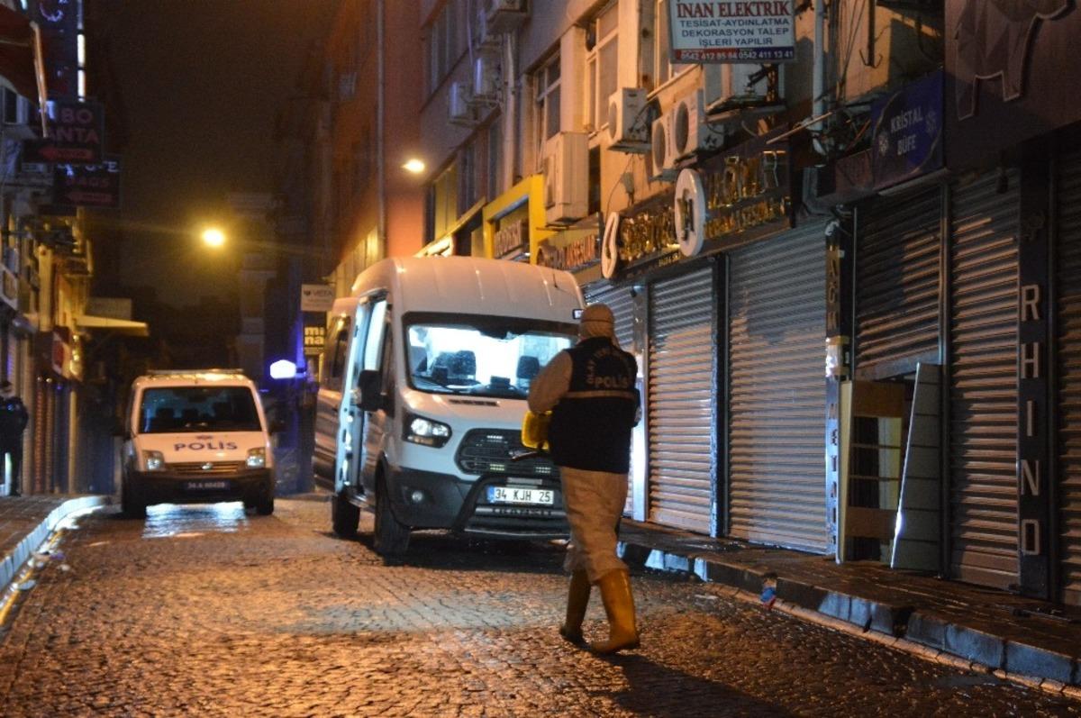 Fatih&rsquo;teki bir iş hanında &ccedil;ıkan yangında 1 kişi yanarak feci şekilde can verdi