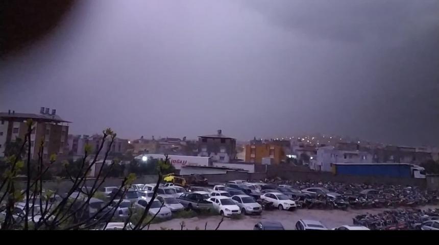 Hatay&rsquo;da &ccedil;akan şimşek geceyi g&uuml;nd&uuml;ze &ccedil;evirdi