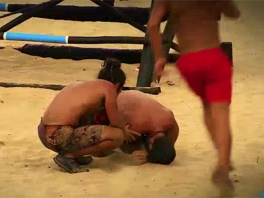 Turabi acılar i&ccedil;inde yere yığıldı