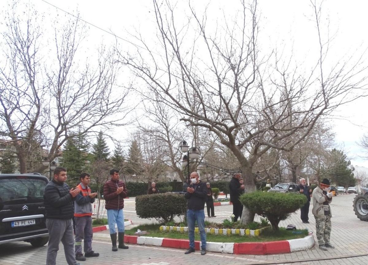 K&ouml;yl&uuml;ler Korona vir&uuml;sten kurtulmak i&ccedil;in kurban kesip dua ettiler