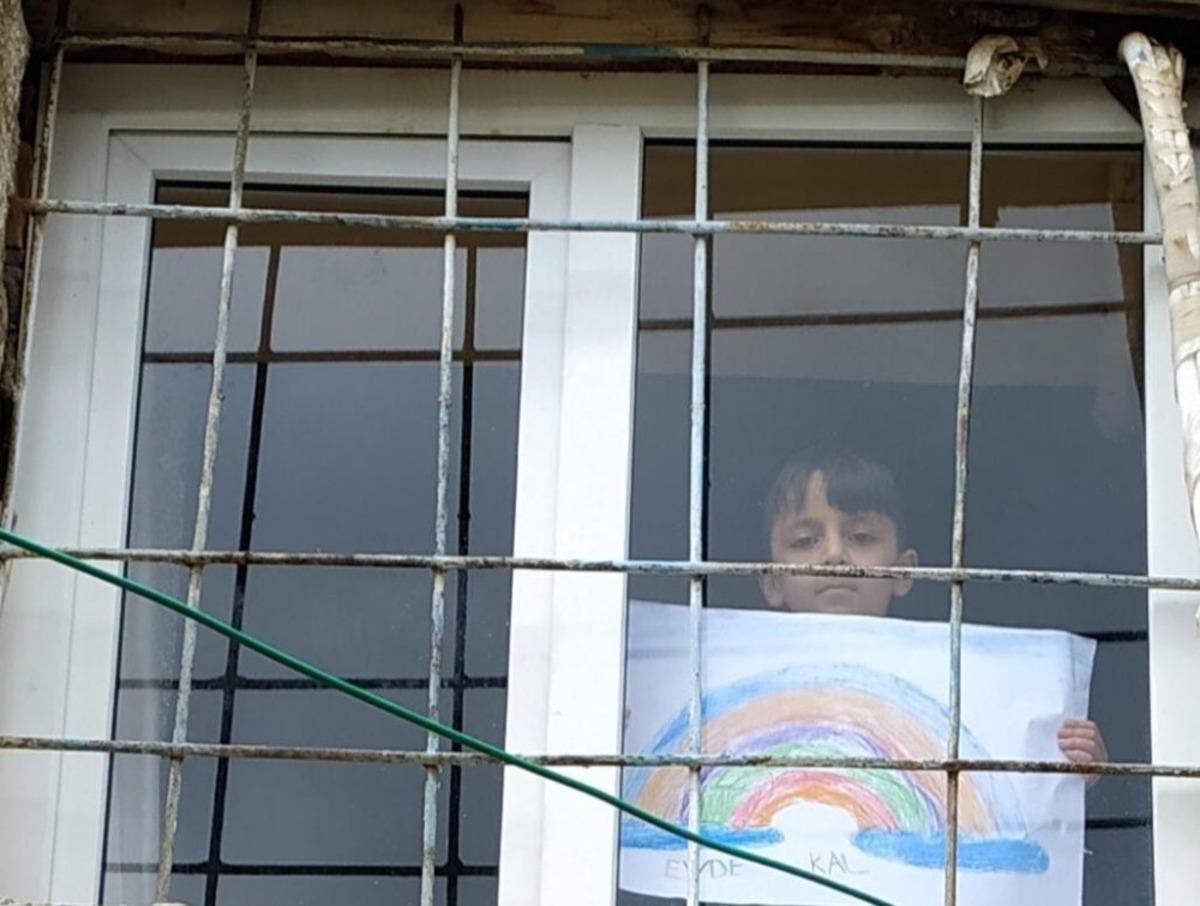 &Ccedil;ocuklar &ccedil;izdikleri g&ouml;kkuşağı resimleriyle vatandaşları evde kalmaya davet ediyor