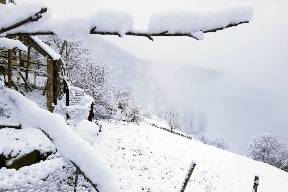 G&uuml;m&uuml;şhane&rsquo;nin y&uuml;kseklerinde kar yağışı etkili oldu