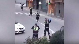 Polisler çocukları eğlendirmek için sokakta dans ettiler