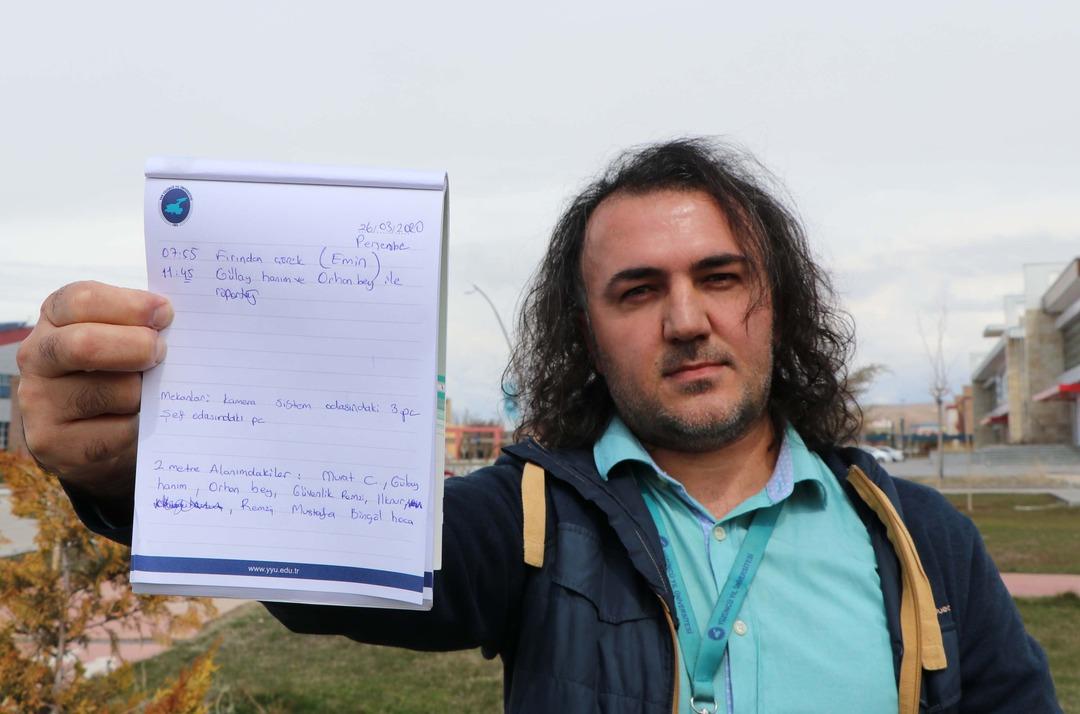 Van'da koronavir&uuml;s &ouml;nlemi! G&ouml;r&uuml;şt&uuml;ğ&uuml; kişileri tek tek not alıyor