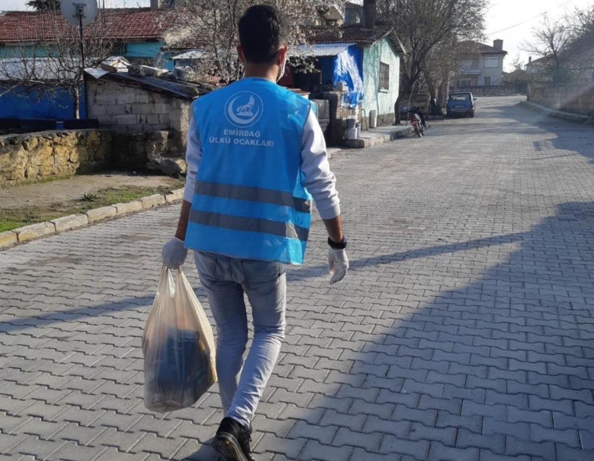 Emirdağlı &Uuml;lk&uuml;c&uuml;lerden yaşlılara g&ouml;n&uuml;ll&uuml; hizmet