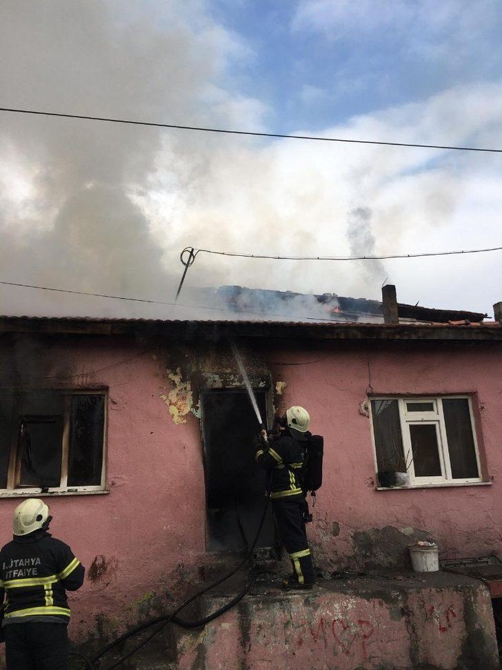 Kütahya’da ev yangını, bir itfaiye eri elektrik akımına kapıldı