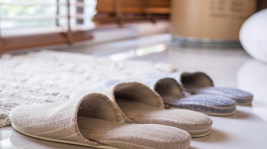 Koronavir&uuml;ste ayakkabı ve terlik temizliğine dikkat! En &ccedil;ok zeminde yaşıyor