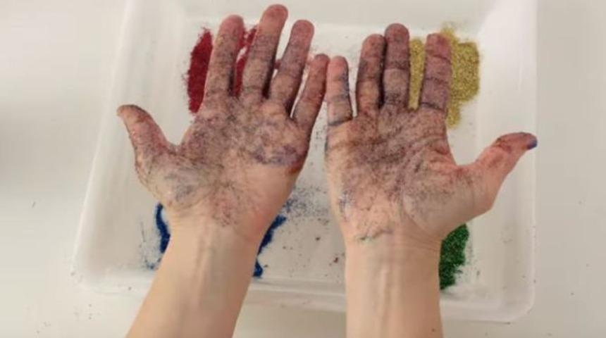 Elleri yıkamanın önemini anlatmak için karabiber ve parlak sim deneyi ilgi gördü