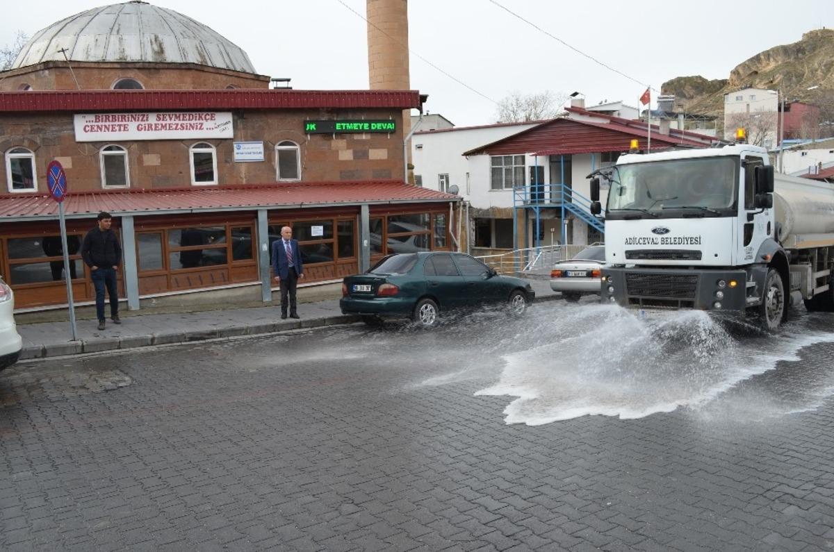 Adilcevaz&rsquo;da cadde ve sokaklar ila&ccedil;lı suyla yıkandı