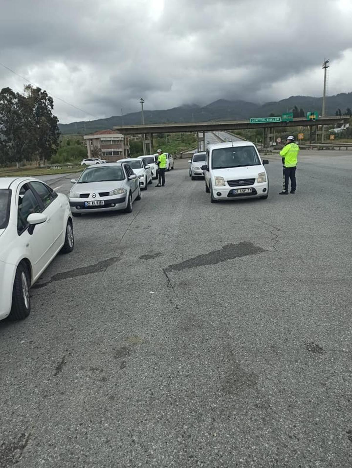 Hatay&rsquo;da ara&ccedil;lar giriş ve &ccedil;ıkışlarda denetleniyor
