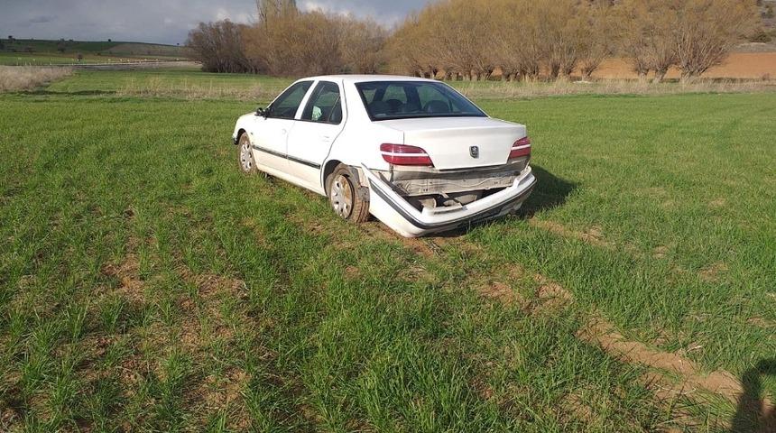 Kontrolden &ccedil;ıkan otomobil tarlaya girdi: 1 yaralı