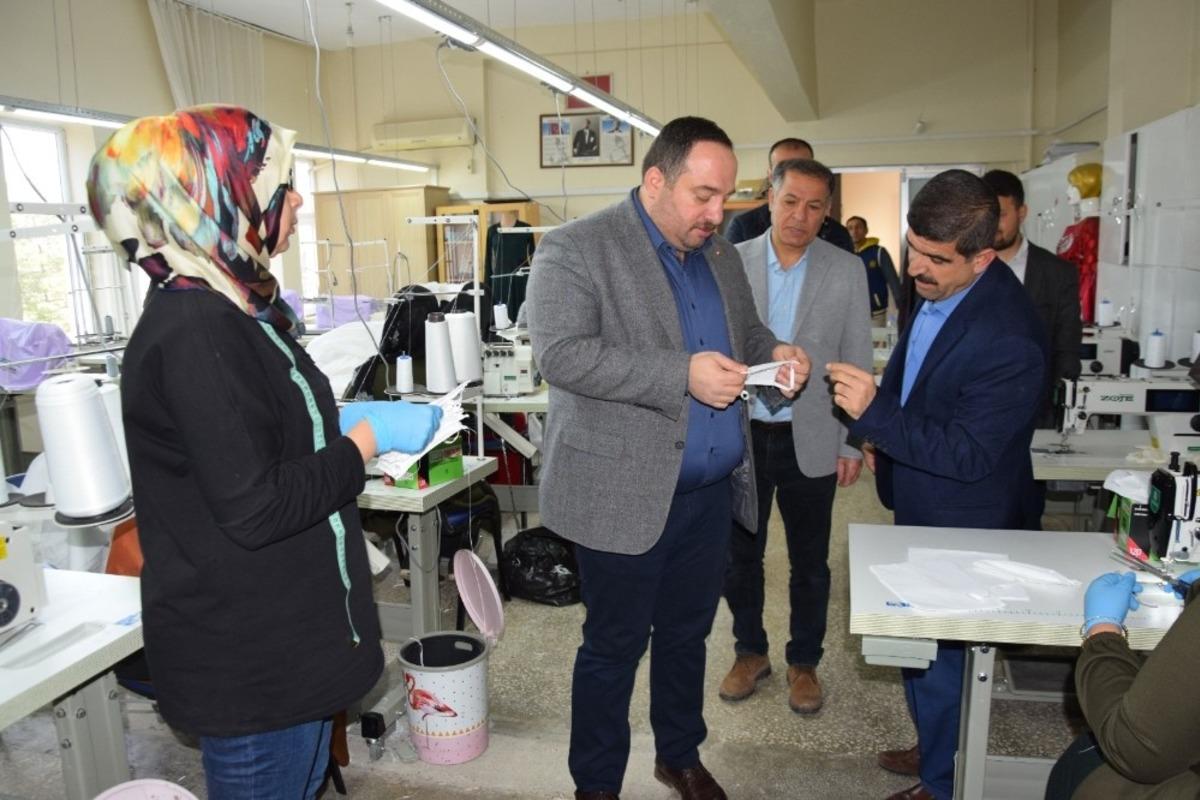 Ekinci maske &uuml;retim at&ouml;lyesini ziyaret etti