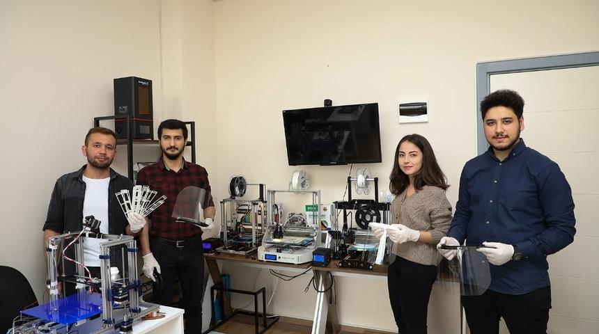 &Uuml;niversiteli &ouml;ğrenciler korona vir&uuml;s i&ccedil;in y&uuml;z siperliği &uuml;retti