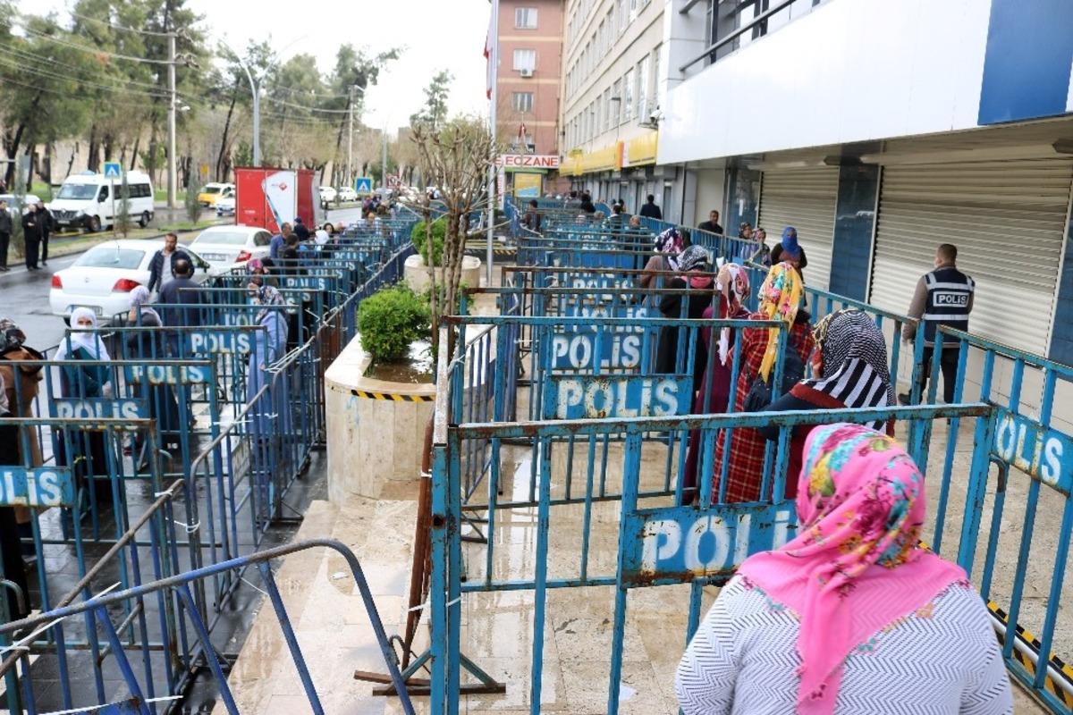 Diyarbakır&rsquo;da sosyal mesafeyi korumak i&ccedil;in bariyer yerleştirildi