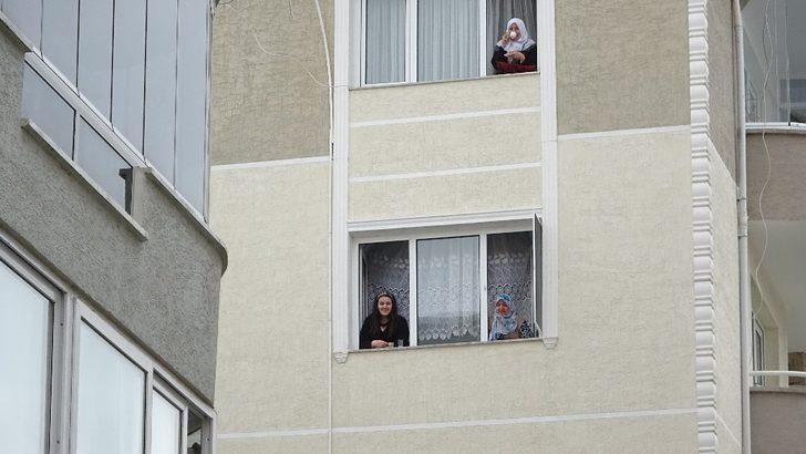 Evden çıkamayınca camdan cama gün yaptılar! Komşuların koronavirüs önlemi G2