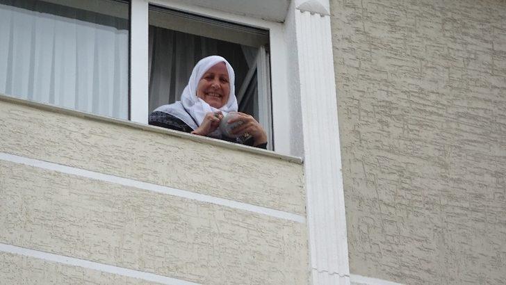 Evden çıkamayınca camdan cama gün yaptılar! Komşuların koronavirüs önlemi G4