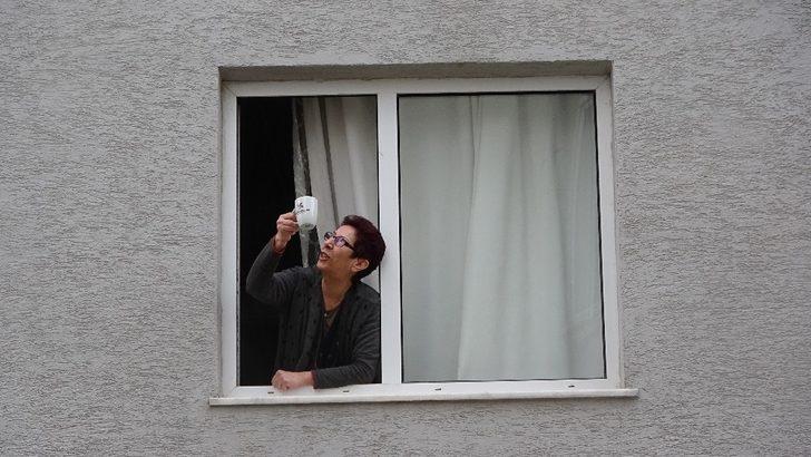 Evden çıkamayınca camdan cama gün yaptılar! Komşuların koronavirüs önlemi G5