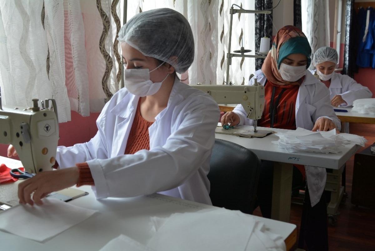 Hakkari&rsquo;de g&uuml;nde 5 bin adet maske &uuml;retiliyor