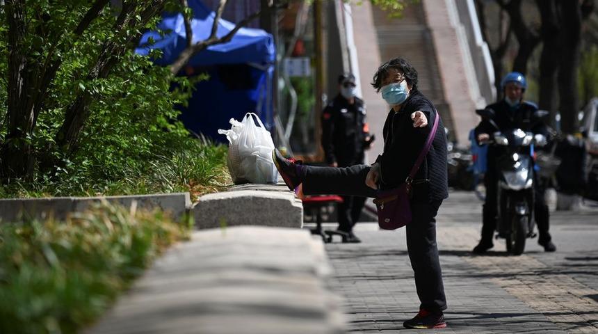 Koronavir&uuml;s - &Ccedil;in'de 'ithal vir&uuml;se' karşı 'yabancı d&uuml;şmanlığı' iddiası: 'Mavi g&ouml;zlerimi g&ouml;r&uuml;nce ka&ccedil;ıyorlar'