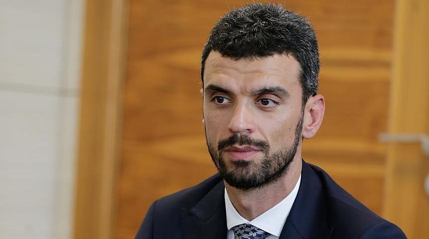 Kenan Sofuoğlu koronavirüsle mücadelede 3 aylık maaşını TBMM'ye bağışladı