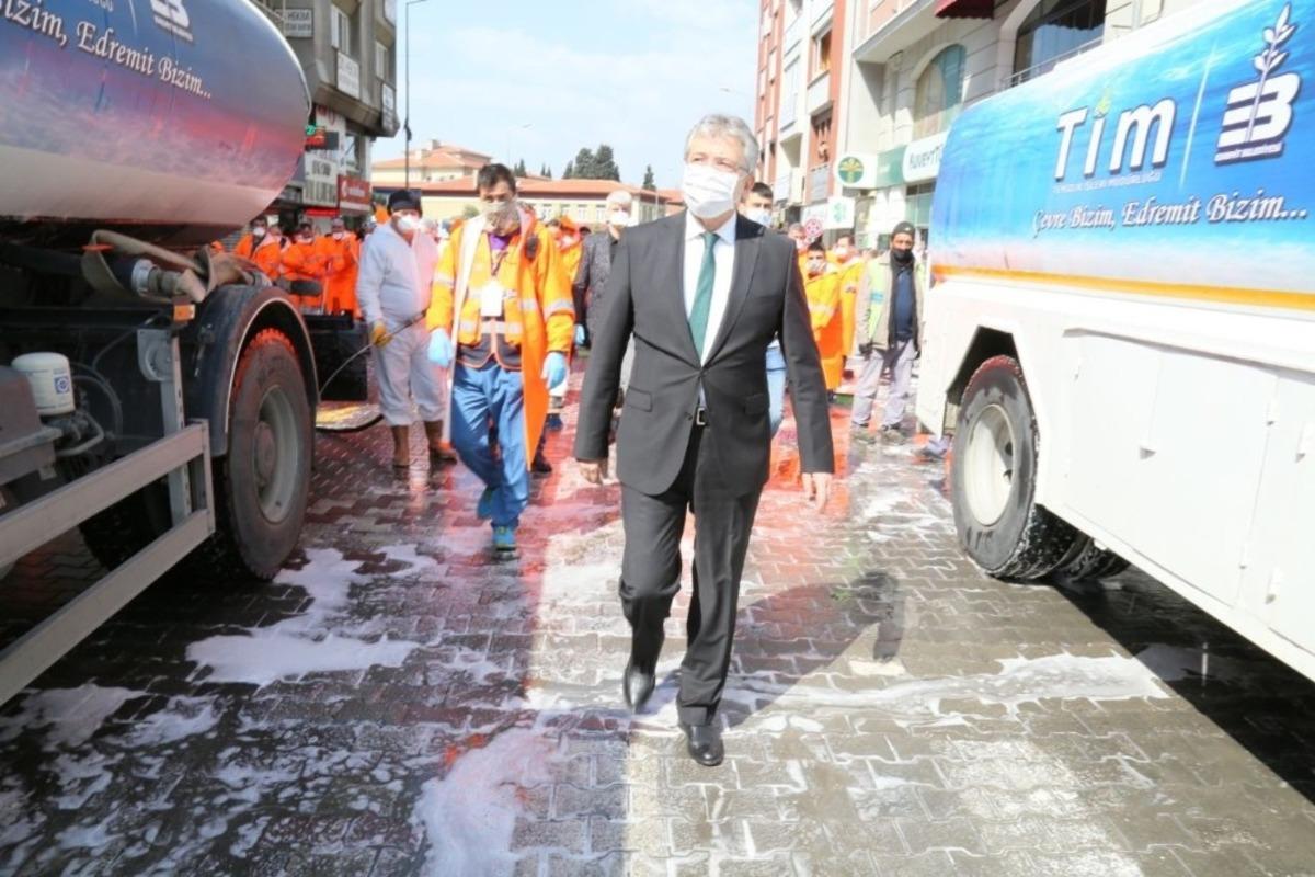 Edremit&rsquo;te cadde ve sokaklar k&ouml;p&uuml;kl&uuml; su ile yıkandı
