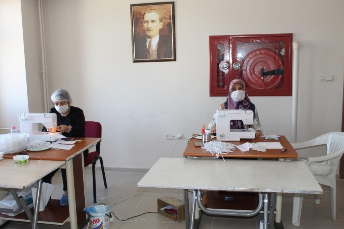 G&uuml;lnarlı kadınlar maske &uuml;retiyor