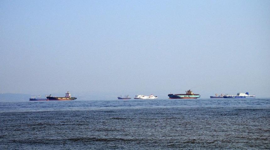 Tersanelere gelen gemiler Altınova a&ccedil;ıklarında bekliyor