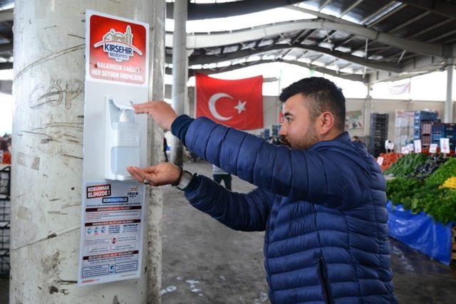 Kırşehir Belediyesi, halkın ortak kullanım alanlarına  dezenfektan makinesi koydu