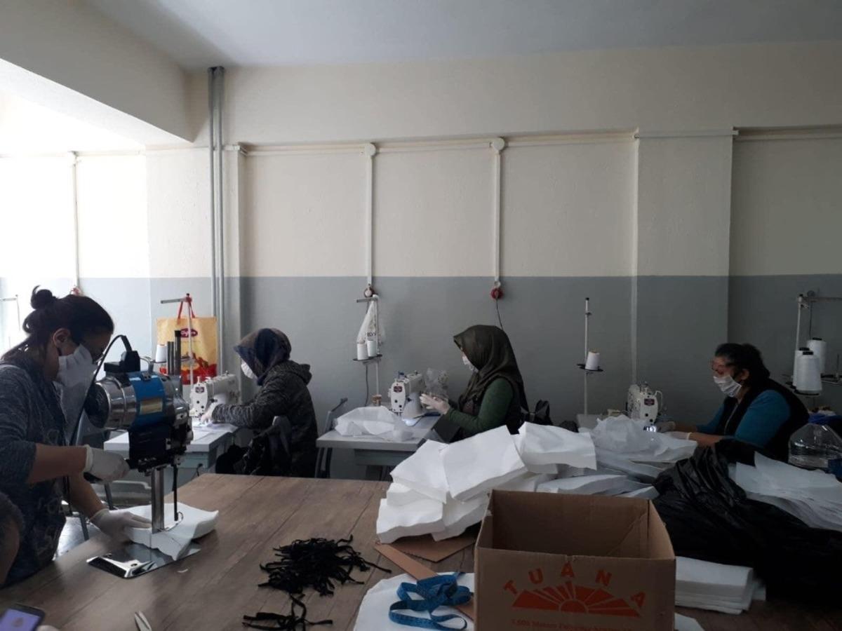 Halk Eğitim Merkezi maske &uuml;retimine başladı-