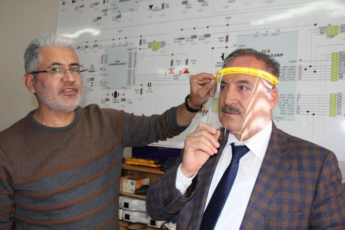 &Ouml;ğretmenler evlerinde siper maske &uuml;retiyor