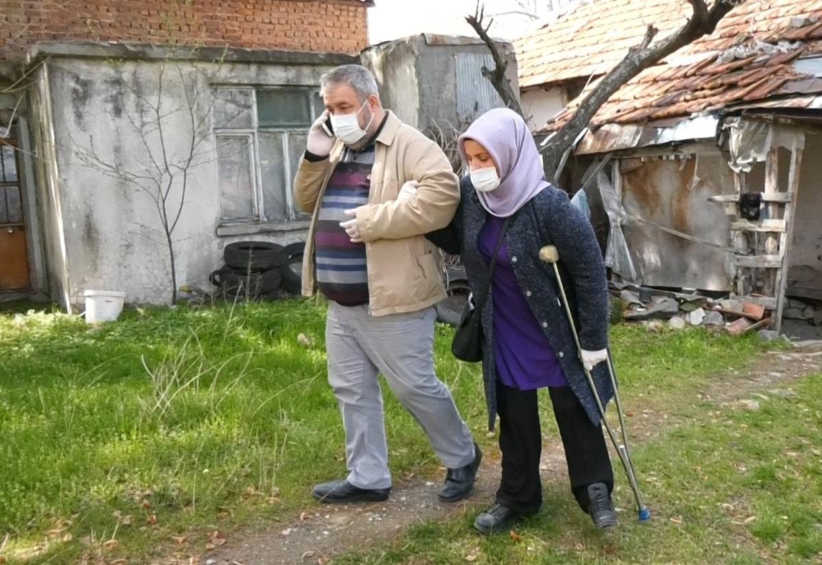 Engelli muhtar, g&ouml;rme engelli eşiyle birlikte sokağa &ccedil;ıkamayanların yardımına koşuyor