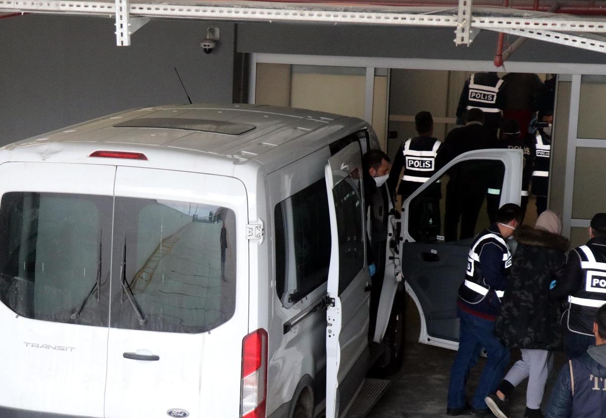 Karantina yurdunda şoke eden yayın! Kızların eşyalarını g&ouml;sterip...