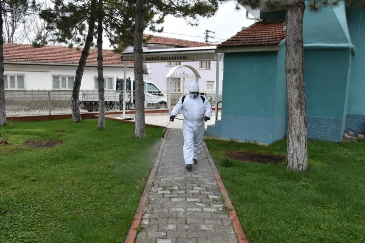 İn&ouml;n&uuml; Belediyesi dezenfekte &ccedil;alışmalarını s&uuml;rd&uuml;r&uuml;yor