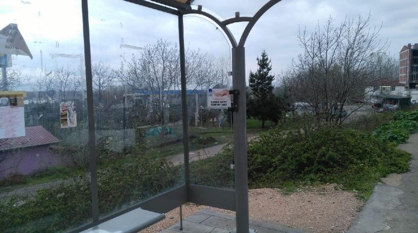 Otob&uuml;s durağında ki dezenfektanları &ccedil;aldılar