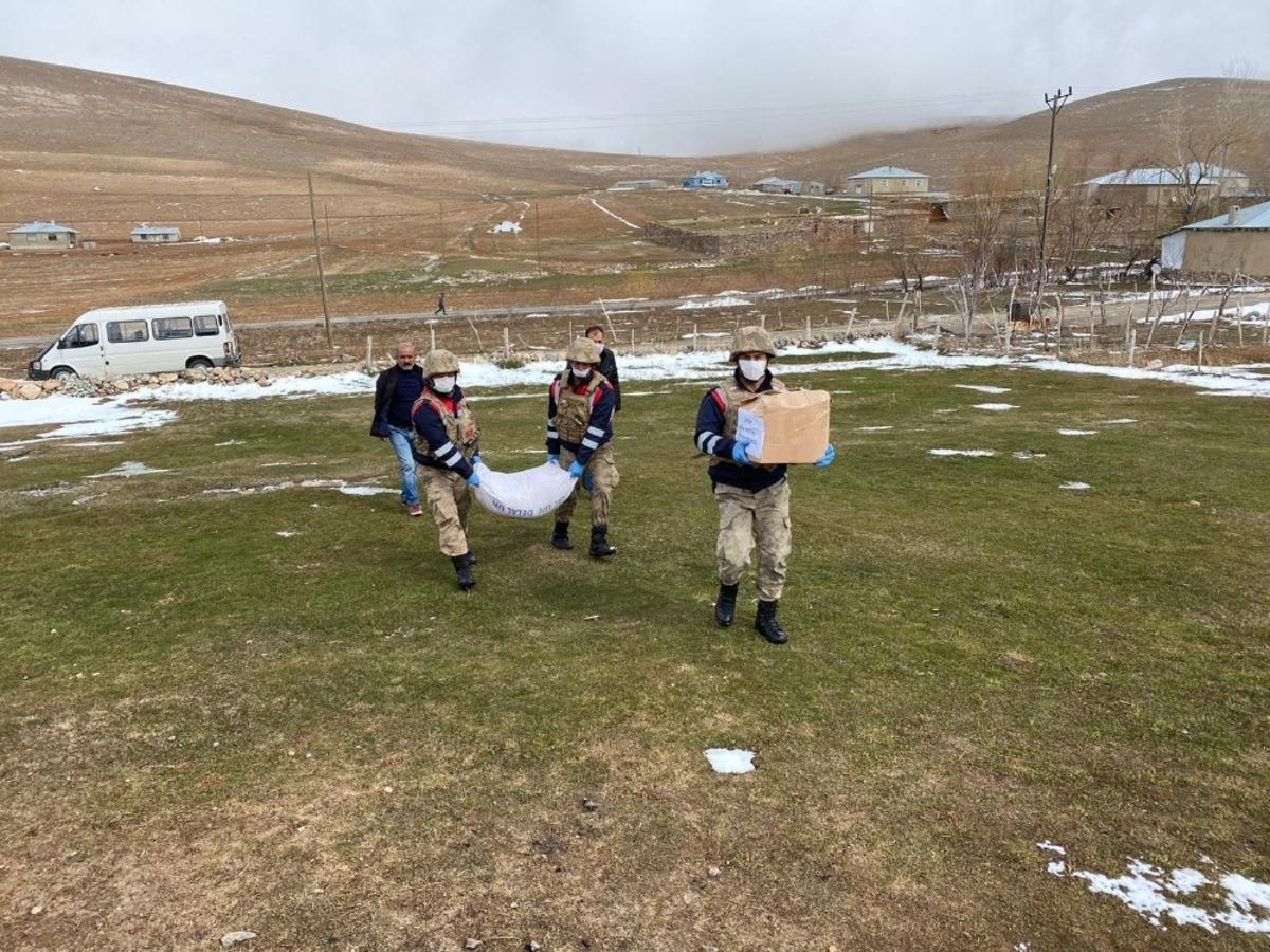 Dışarı &ccedil;ıkmaları kısıtlanan vatandaşların ihtiya&ccedil;larını jandarma karşılıyor