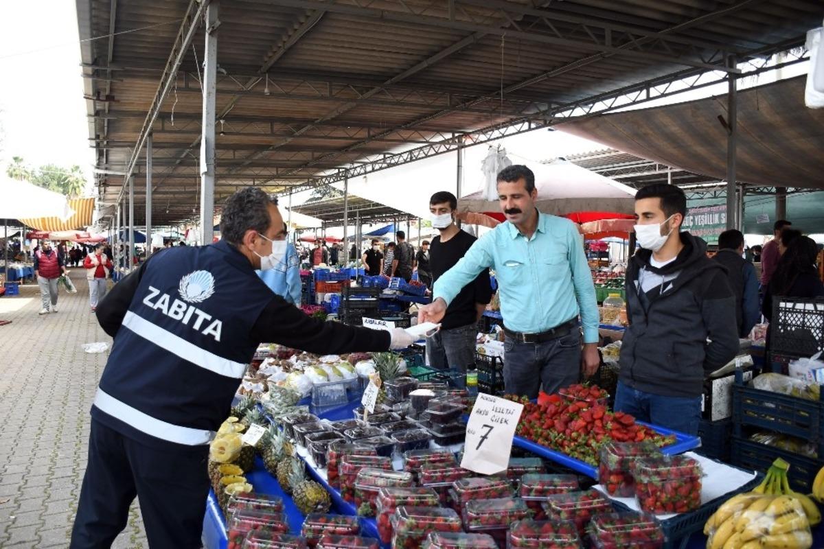 Kemer pazarlarında maske dağıtıldı