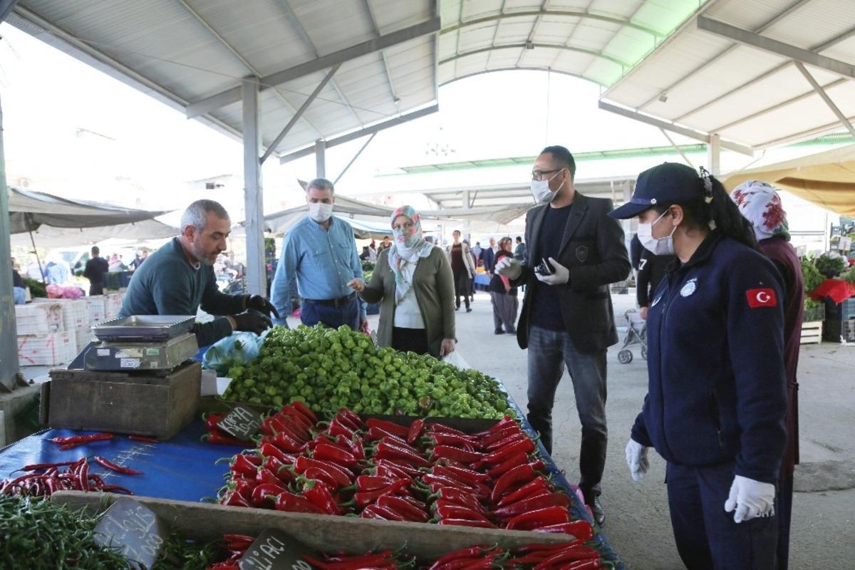 Toroslar zabıtasından pazar esnafına 3 metre uyarısı