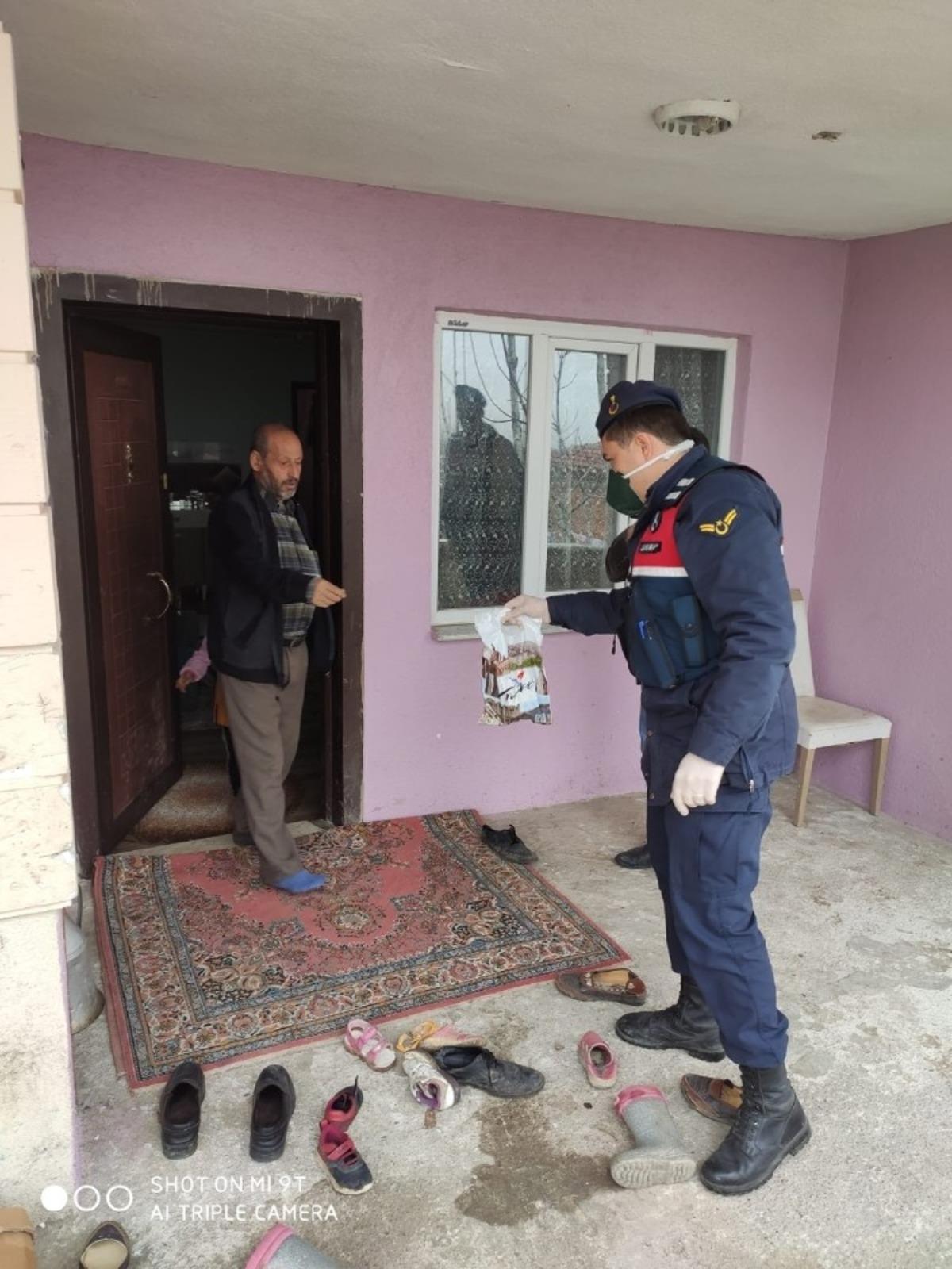 Boz&uuml;y&uuml;k&rsquo;te k&ouml;yl&uuml;lerin ihtiya&ccedil;larını jandarma ekipleri karşılıyor