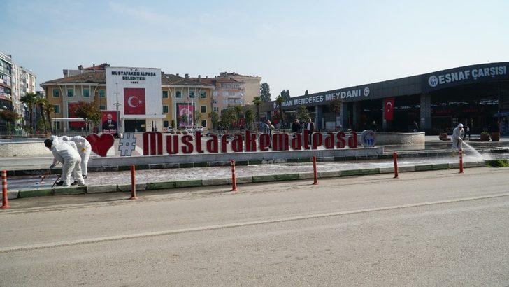 Mustafakemalpaşa’da cadde ve kaldırımlar dezenfekte ediliyor G1