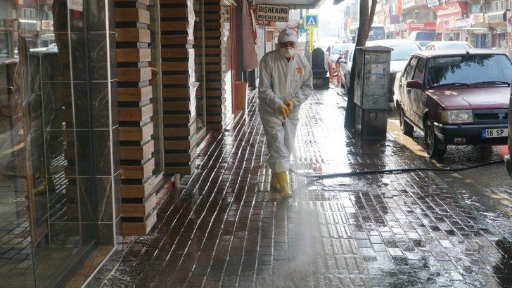 Mustafakemalpaşa’da cadde ve kaldırımlar dezenfekte ediliyor G2