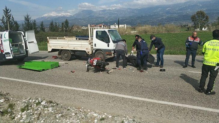 Kamyonet ile motosiklete çarptı: 1 Ölü G2