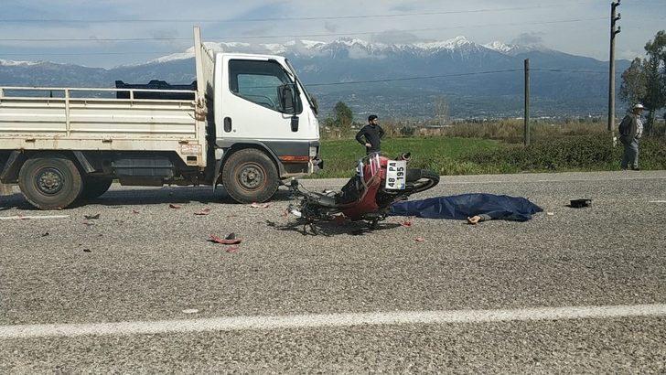 Kamyonet ile motosiklete çarptı: 1 Ölü G3