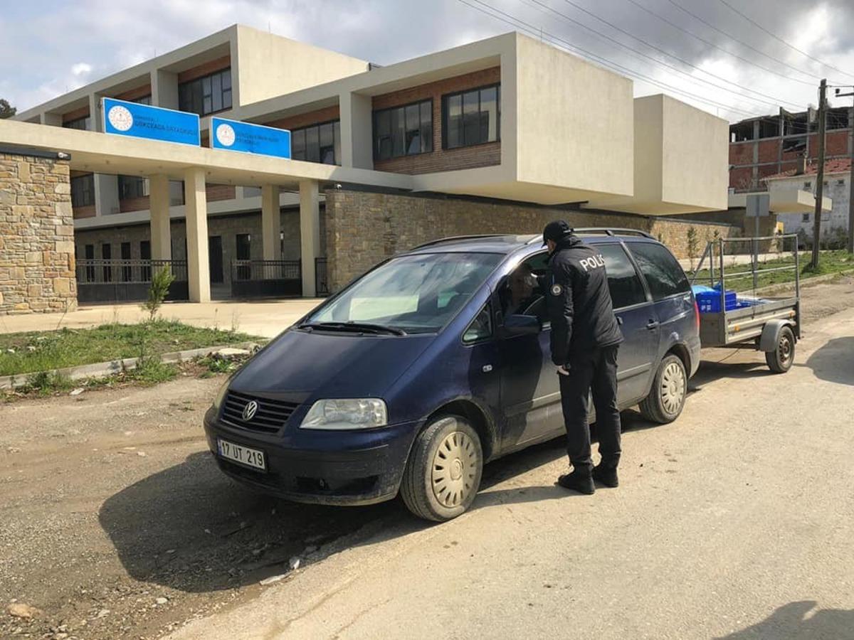 G&ouml;k&ccedil;eada&rsquo;ya girişlerde yolcuların ateşi &ouml;l&ccedil;&uuml;l&uuml;yor